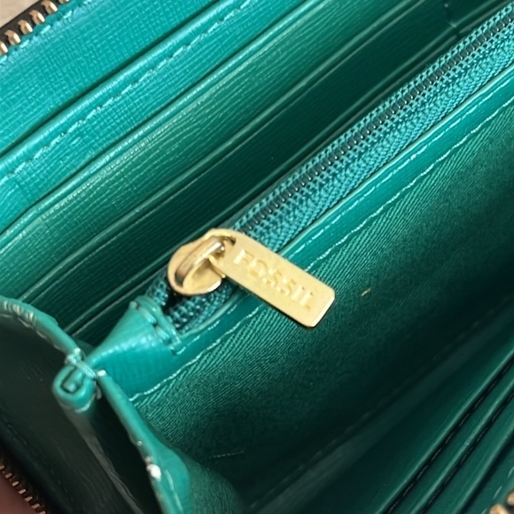 Brand New Fossil Genuine Leather Black Zip Around Wristlet Wallet Teal Interior - Picture 9 of 15